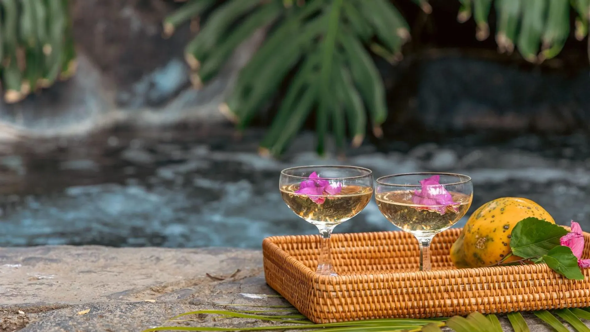 1 Acre Private Resort 4 Bed 3 Bath Cinema Spa Waikoloa